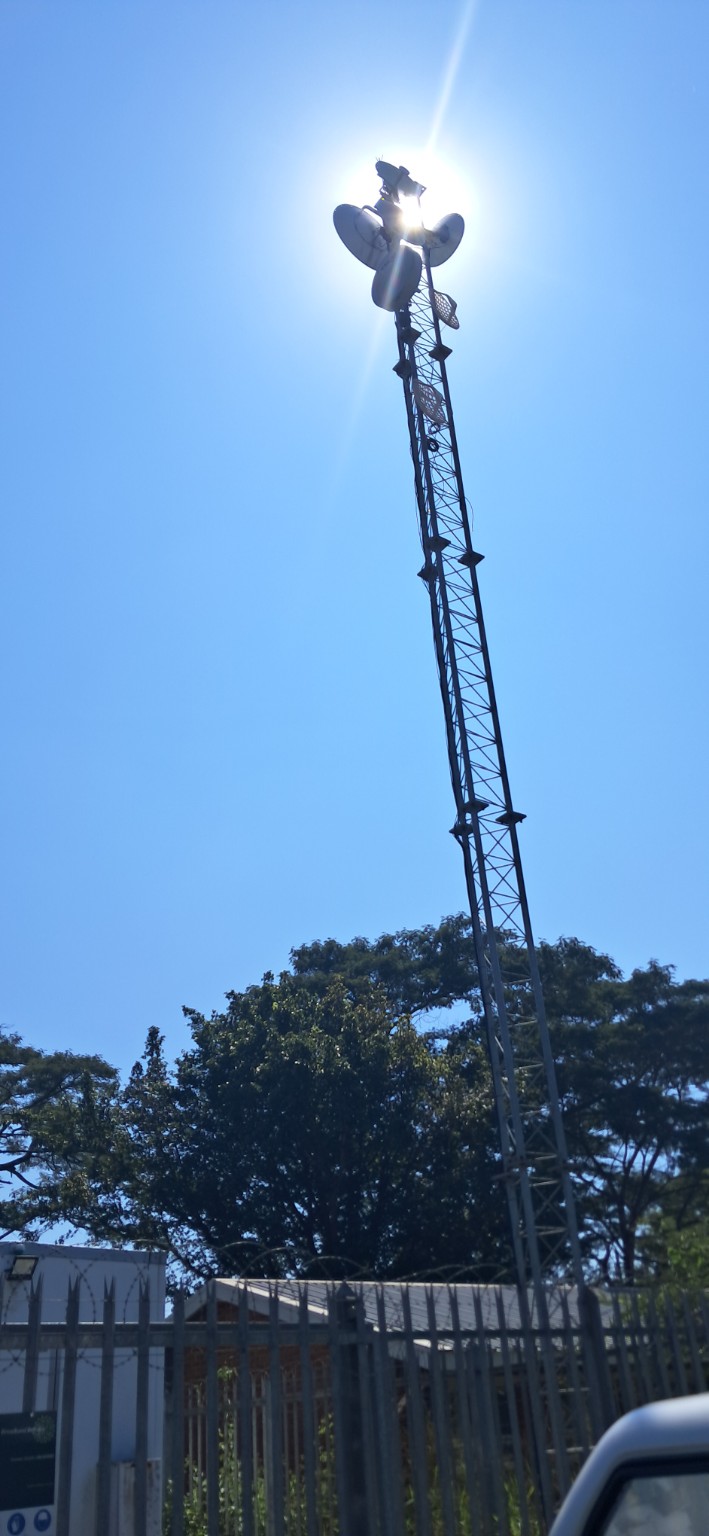 Telecommunications tower with microwave links